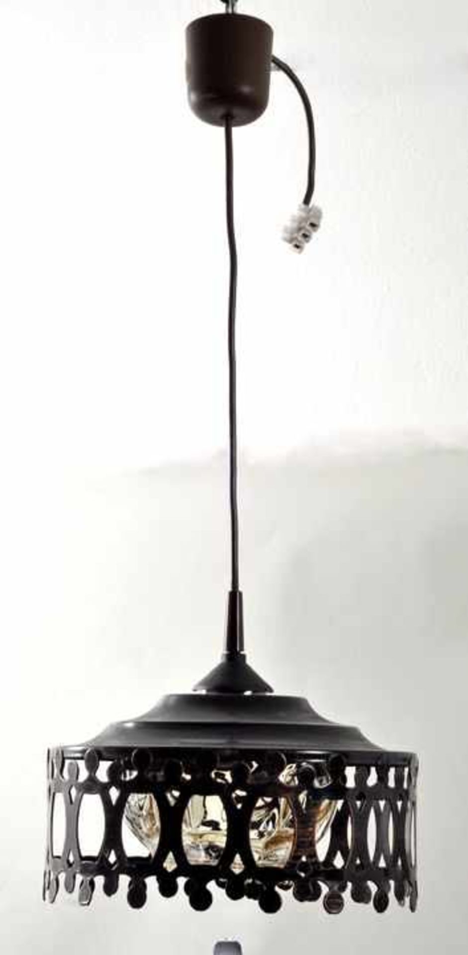 Nostalgische Deckenlampe im Stil der 1920er JahreEisenblech, gestanzt, lüstrierender Glasschirm.
