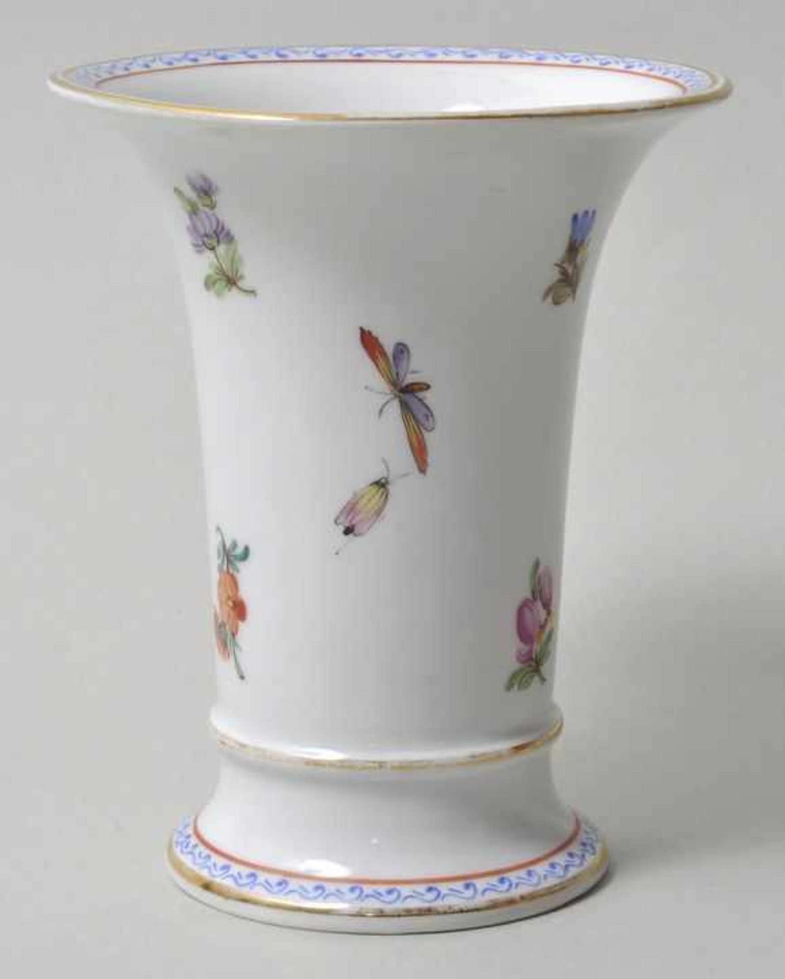 Kleine Trompetenvase, Freital-Potschappel, 20. Jh.Porzellan, bunte Blumenmalerei und Insekten, - Bild 4 aus 6