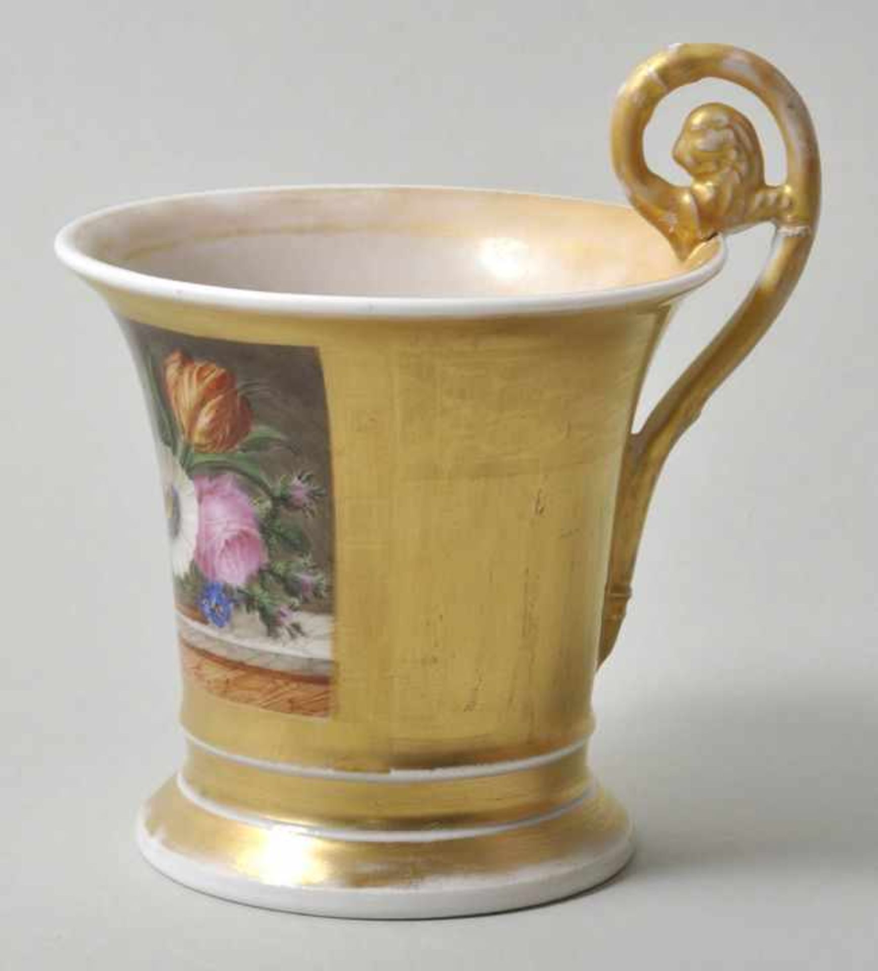 Tasse mit Stilllebenmalerei, 19. Jh.Porzellan, ausschwingende Form mit Volutenhenkel, radierter - Bild 4 aus 4