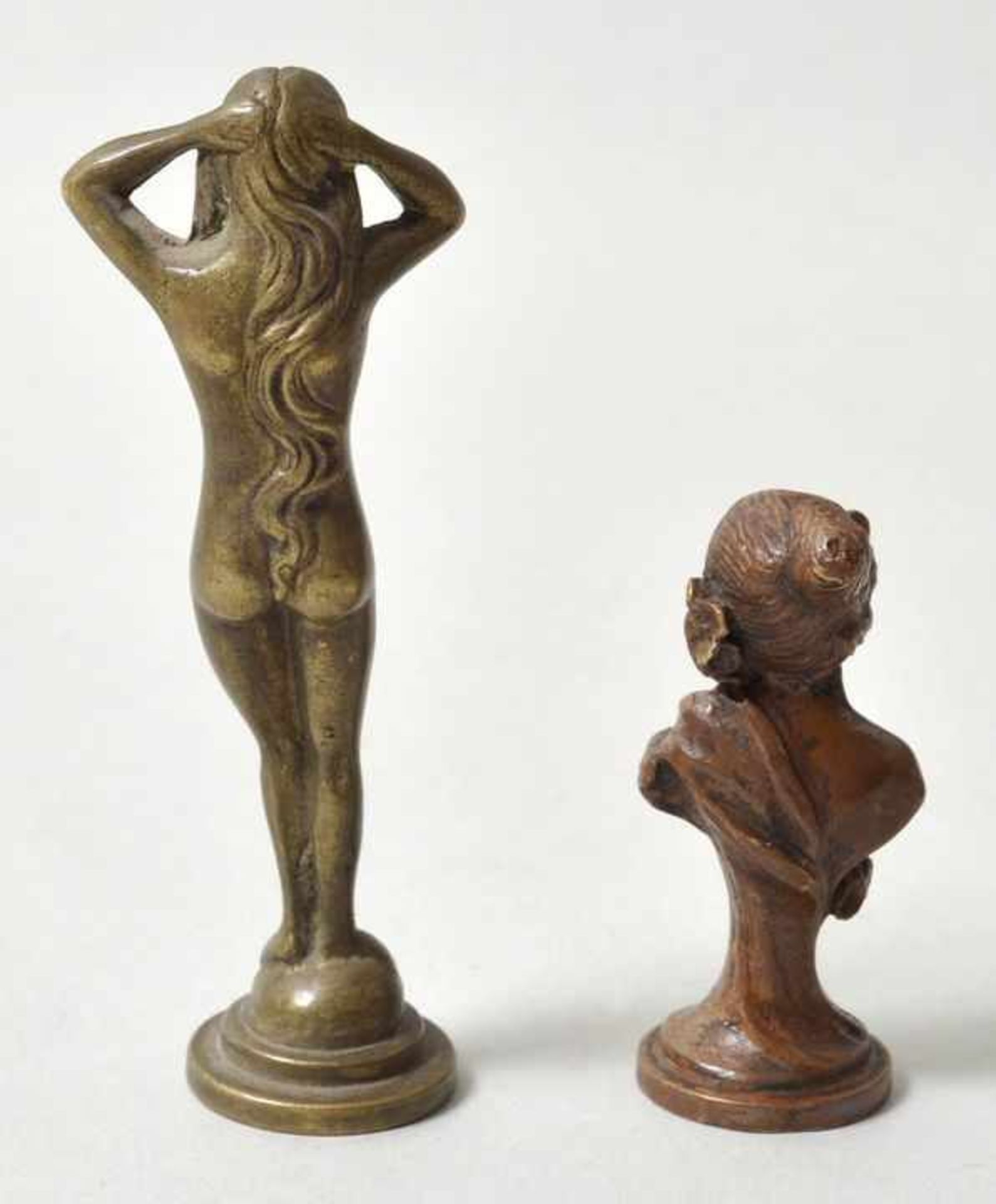 Zwei Jugendstil-Petschafte, um 1900a) Messing/ Bronze, patiniert, figürlicher Schaft in Gestalt - Bild 3 aus 4