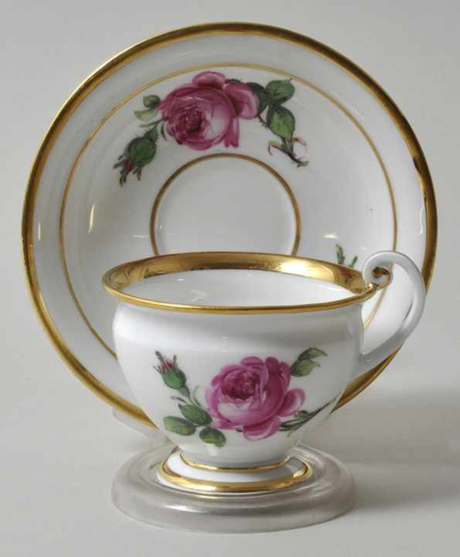 Tasse mit Untertasse, Meissen, 2. H. 19. Jh.Campanerform, Dekor Rote Rose, breite Randvergoldung. - Bild 2 aus 3