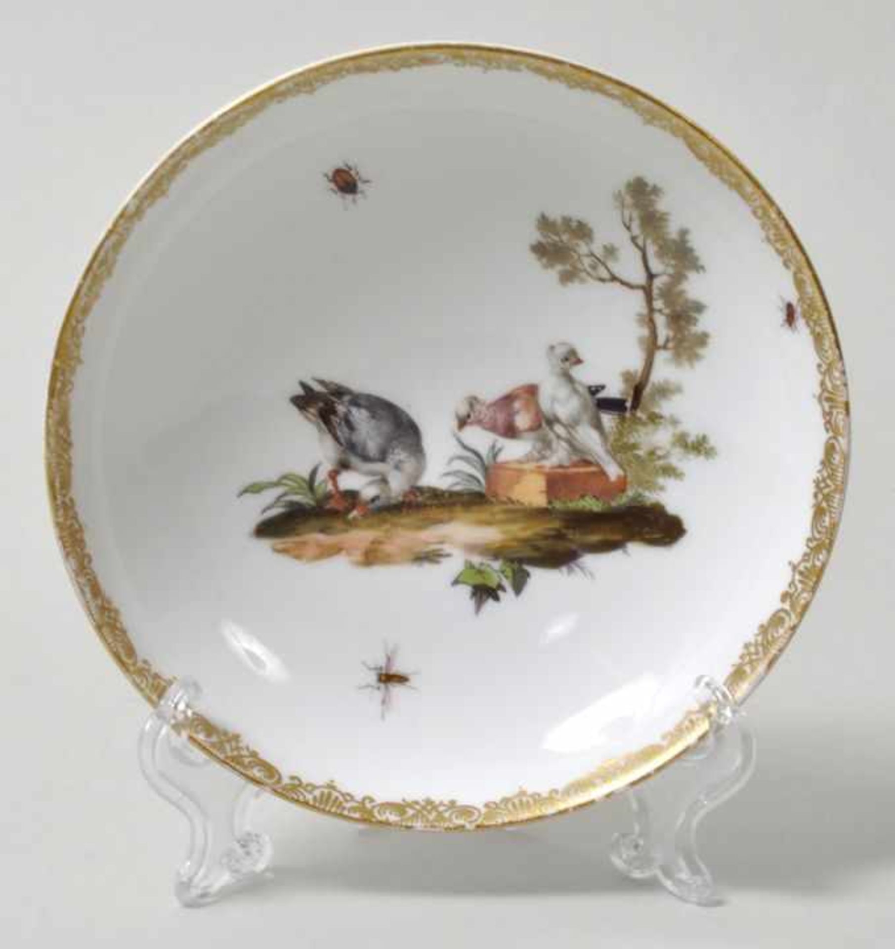 Untertasse, Meissen, um 1760/ 70Glattrandige Form, im Fond feine polychrome Malerei: Tauben und Ente