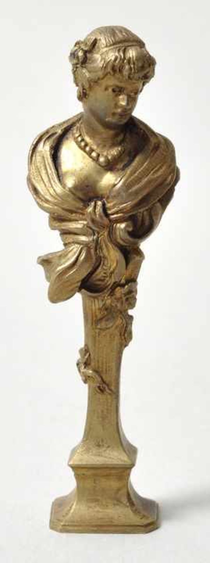 Jugendstil-Petschaft, um 1910Messing/ Bronze, Schaft in Gestalt einer weiblichen Büste auf Säule.