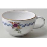 Tasse, Meissen, 2. H. 19. Jh.Einfache Form mit Ohrenhenkel, gemaltes Dekor blaues Schlingband mit