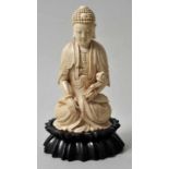 Buddha, China, Qing-DynastieElfenbein. Aus der massiven Zahnspitze geschnitzte Figur im Lotussitz.