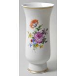 Vase, Meissen, wohl vor 1948Hohe Trichterform auf Standring, buntes Blumenbukett, Goldrand.