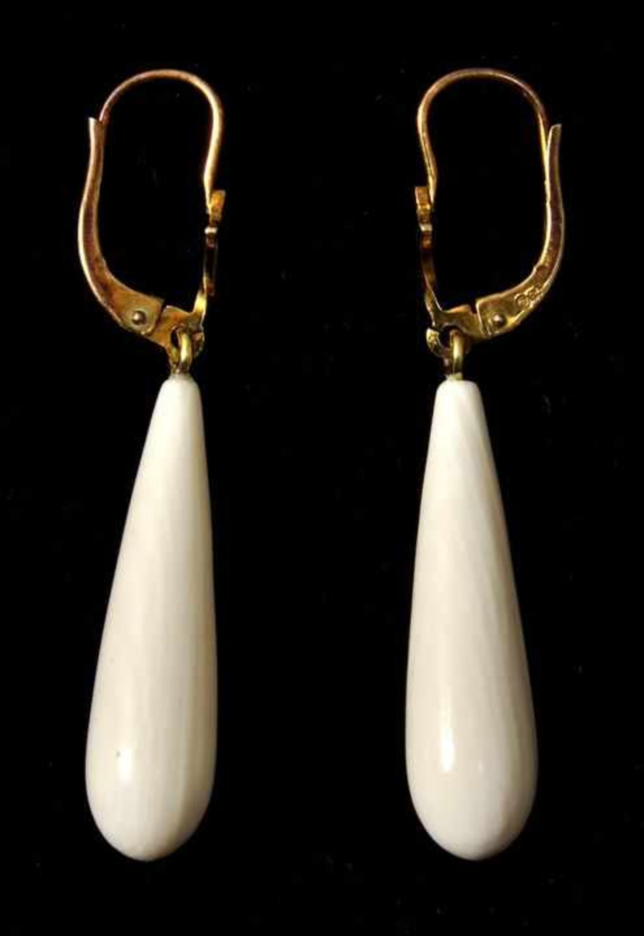 Paar Ohrringe, 20. Jh.Elfenbein-Tropfen, Montierung Silber 925, vergoldet. L. 40 mm, G. zus. ca. 2,8 - Image 2 of 2