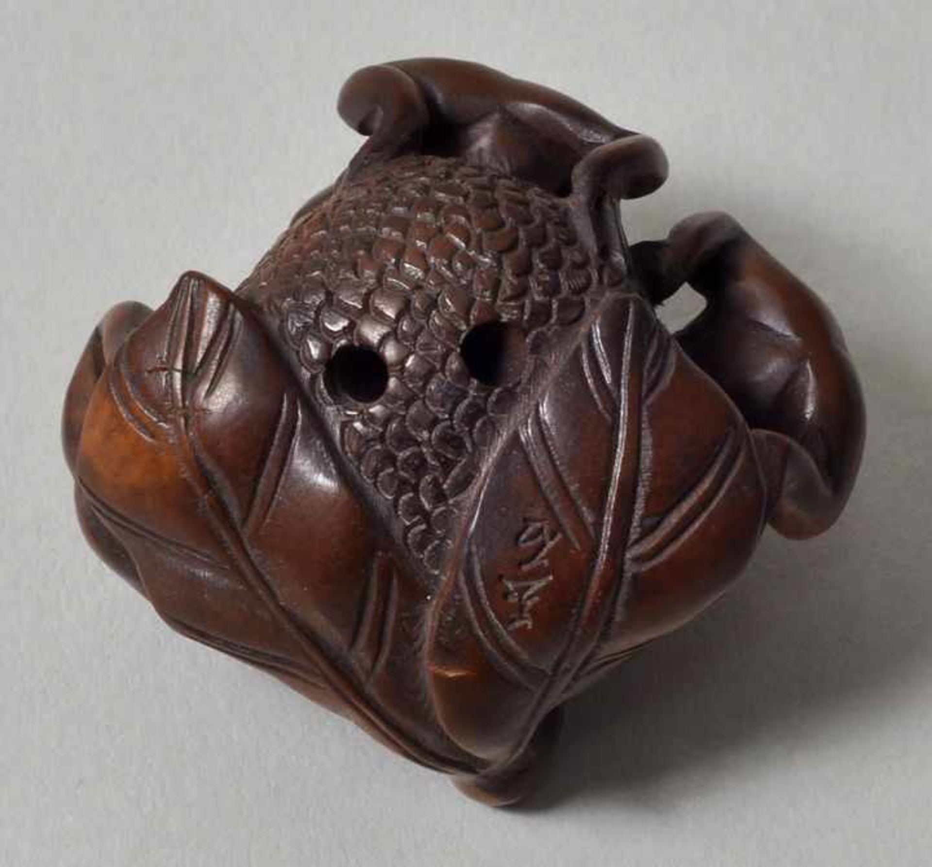 Netsuke, Japan, 19. Jh.Buchsbaum, geschnitzt. Drei kleine Frösche, auf einer runden Frucht - Bild 3 aus 3