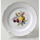 Teller, Meissen, 2. H. 19. Jh.Neuer Ausschnitt, Fruchtmalerei mit Goldrand. Schwertermarke. D. 24,