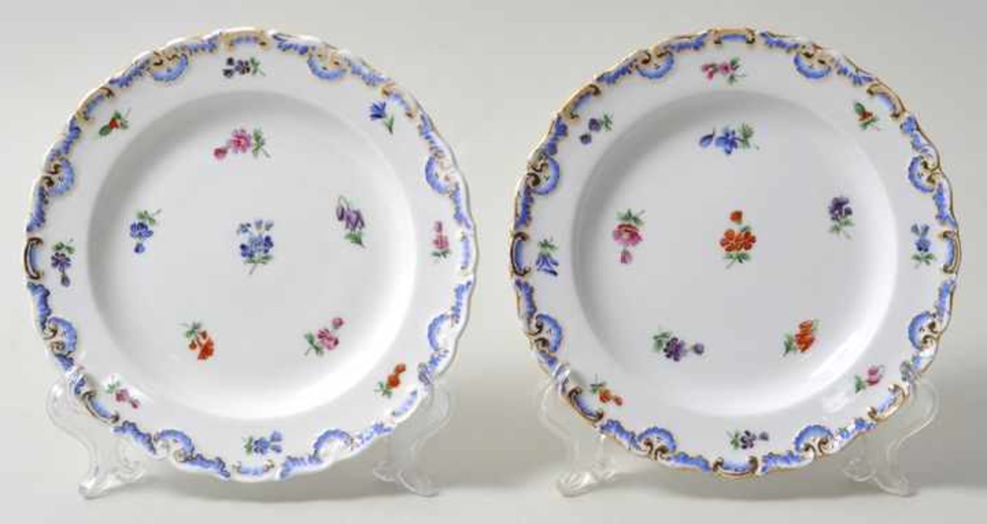 Paar Teller, Meissen, 2. H. 19. Jh.Porzellan, Biedermeier-Muster mit barocker Zierkante, gold und