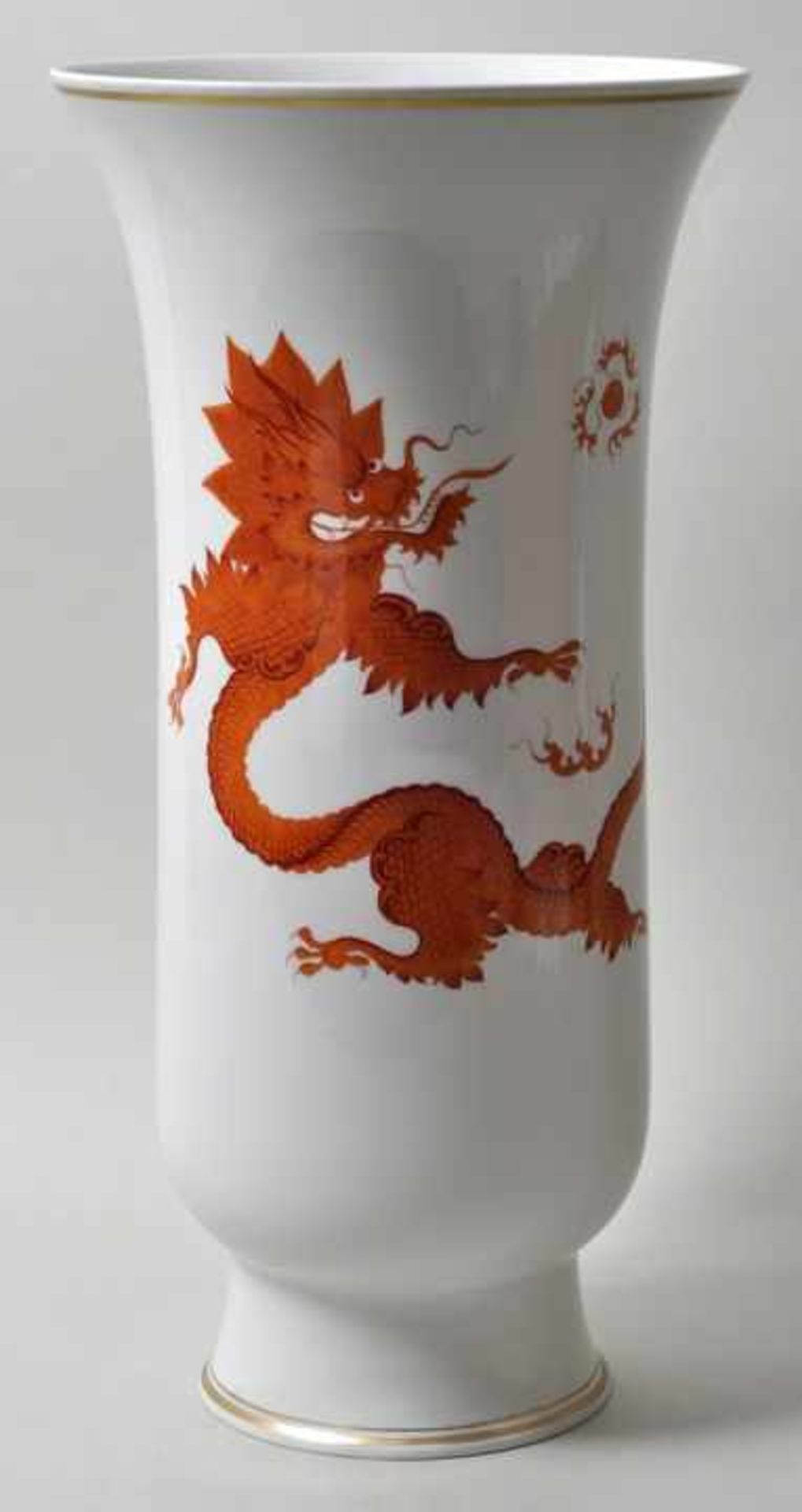 Große Vase, Meissen, 1. H. 20. Jh.Schlanke Trichterform auf hohem Standring. Dekor Mingdrache in