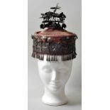 Kopfbedeckung eines Würdenträgers (?), China (?)Kappe , rote Seide (verblichen) und gewebte Bänder