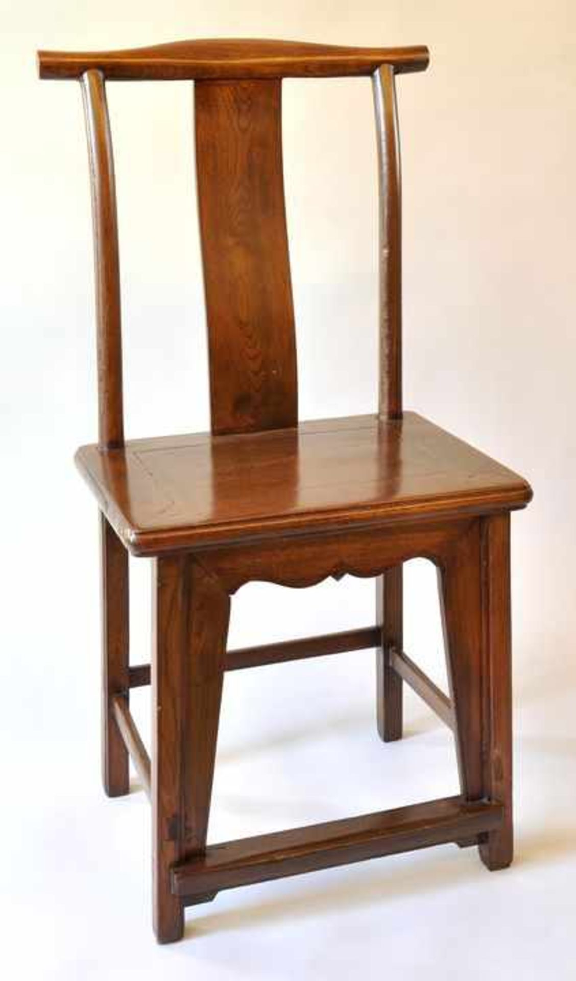Stuhl, China, Laubholz, hellbraun, geschweifte Rückenlehne,H: 104 cm