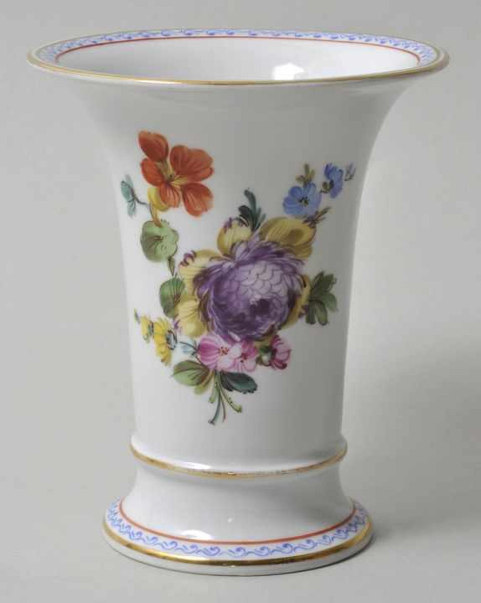 Kleine Trompetenvase, Freital-Potschappel, 20. Jh.Porzellan, bunte Blumenmalerei und Insekten, - Bild 2 aus 6