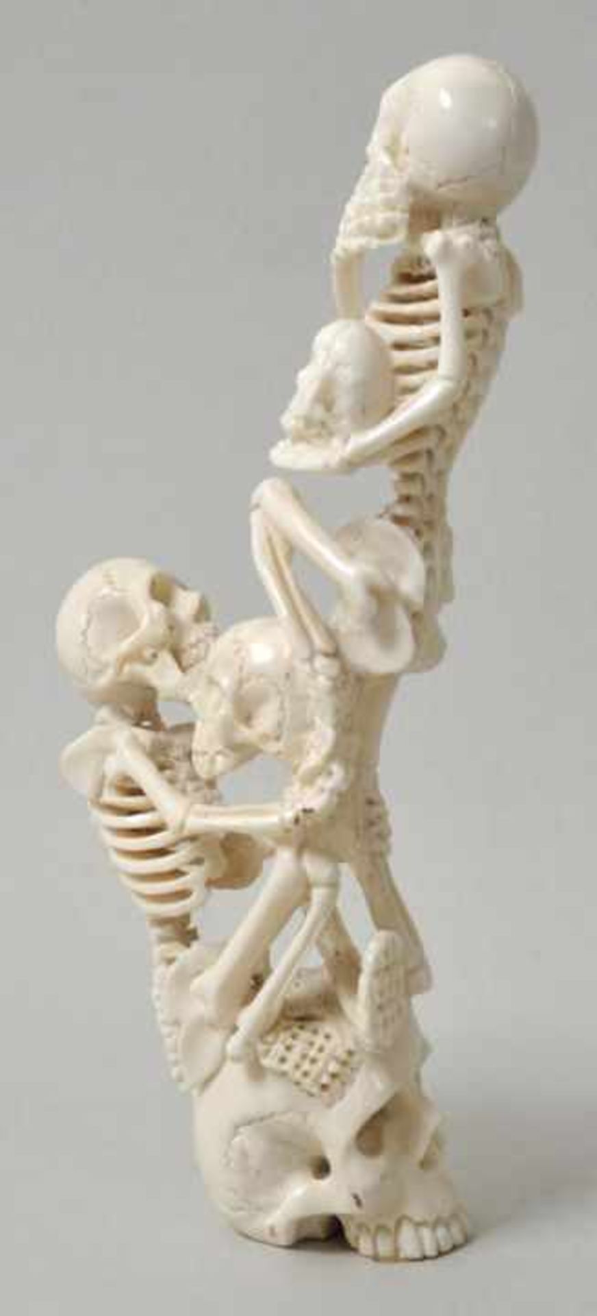 Memento Mori-SchnitzarbeitBein, geschnitzt als Turm aus zwei menschlichen Skeletten und mehrerer - Bild 2 aus 3