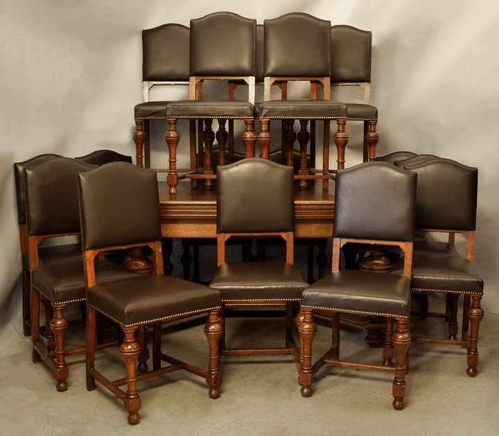 Großer Gründerzeit-Ausziehtisch mit 16 Stühlen, ca. 1880Eiche. Gedrechseltes Gestell auf