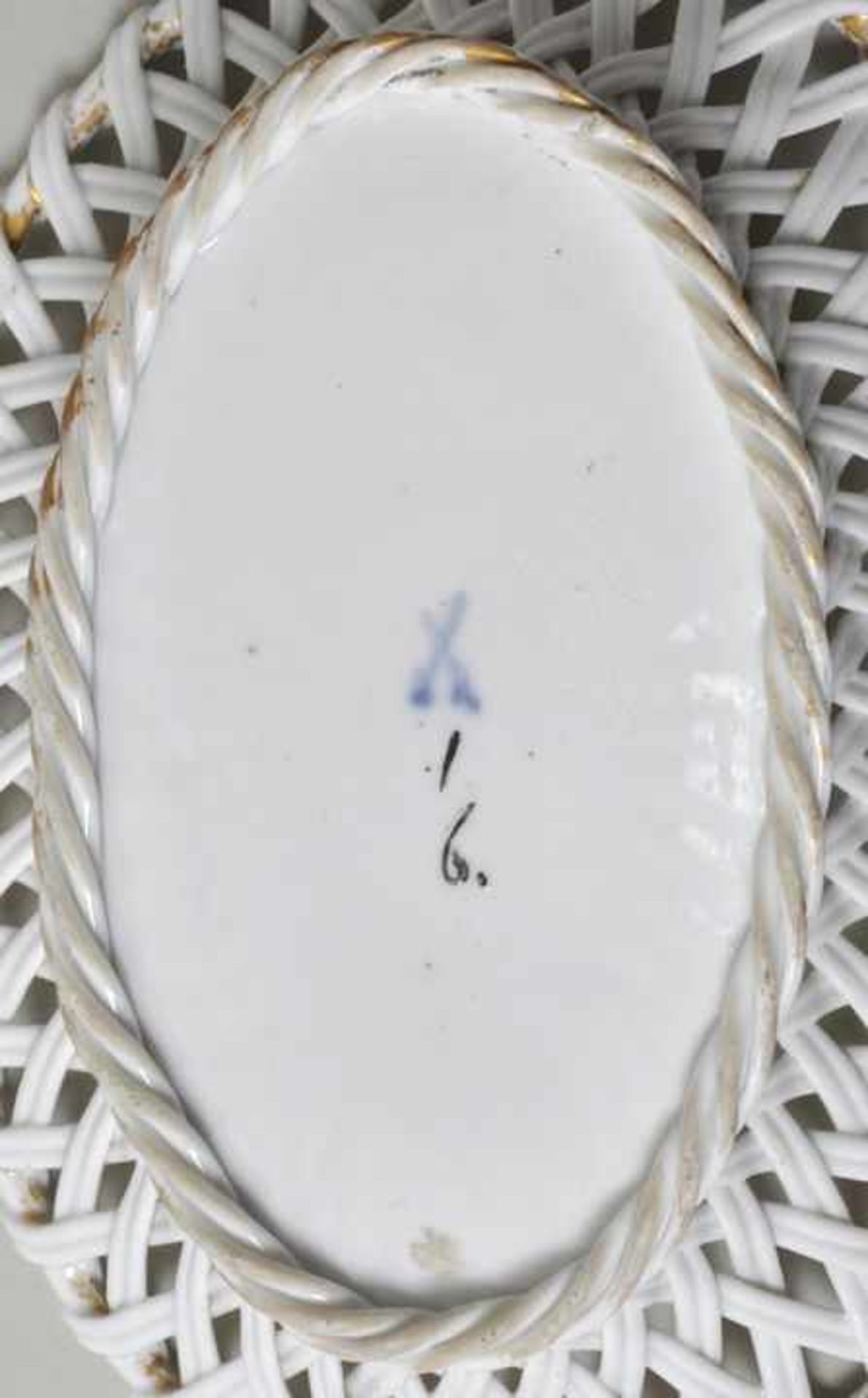 Körbchen, Meissen (?), 1. H. 19. Jh.Porzellan, ovale Form mit geflochtener Wandung, Bodenplatte - Bild 2 aus 2