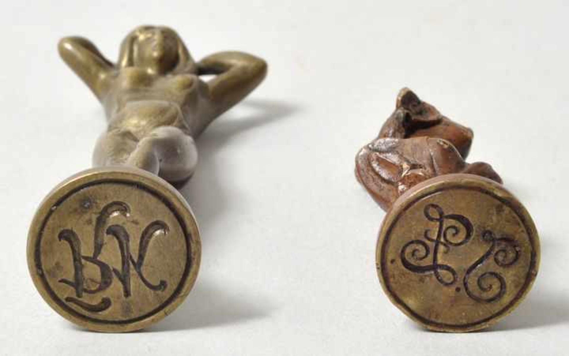 Zwei Jugendstil-Petschafte, um 1900a) Messing/ Bronze, patiniert, figürlicher Schaft in Gestalt - Bild 4 aus 4