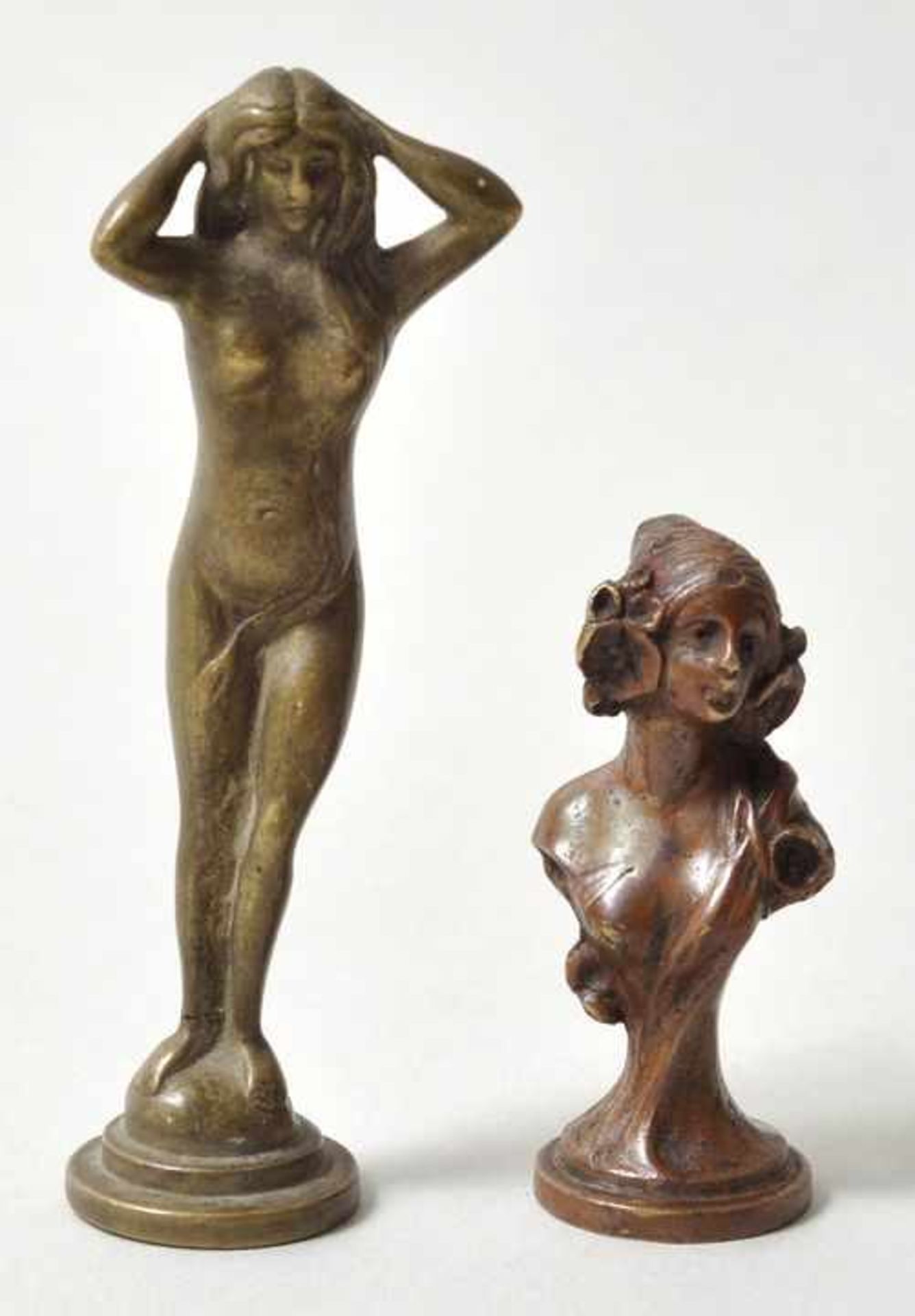 Zwei Jugendstil-Petschafte, um 1900a) Messing/ Bronze, patiniert, figürlicher Schaft in Gestalt