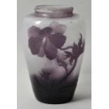 Vase, Nancy, Emile Gallé, um 1898Farbloses Glas mit violettem Überfang. Beidseitig abgeflachter