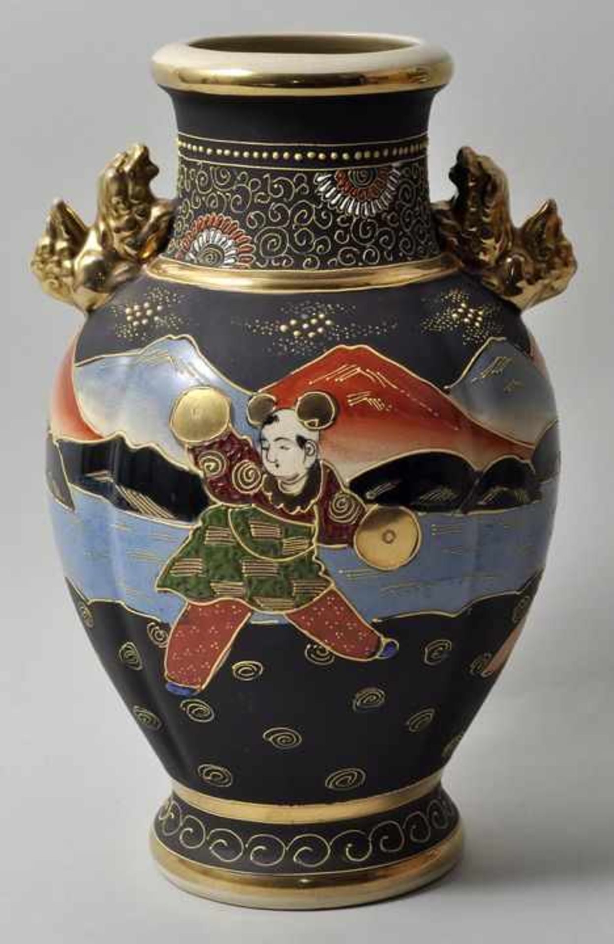 Vase, Japan, E. 19./ Anf. 20. Jh.Satsuma-Keramik, Wandung in opaken und transparenten Email-und - Bild 3 aus 3