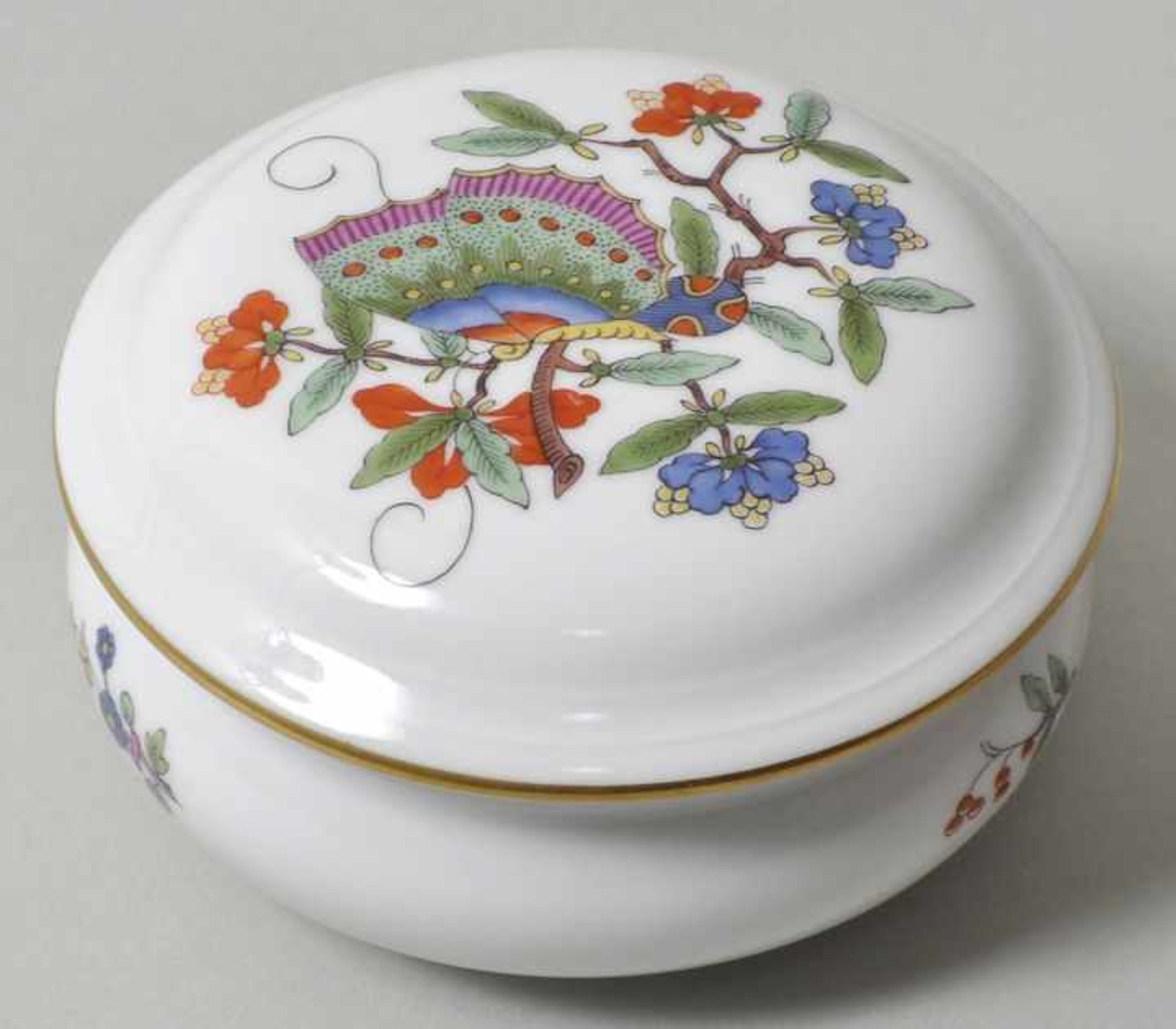 Dose, Meissen, 2. H. 20. Jh.Dekor Chinesischer Schmetterling, bunt mit Kupferfarben, Goldrand.