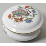 Dose, Meissen, 2. H. 20. Jh.Dekor Chinesischer Schmetterling, bunt mit Kupferfarben, Goldrand.