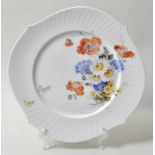 Platzteller, Meissen, 2. H. 20. Jh.Form aus dem Service Wellenspiel, naturalistische Blumenmalerei