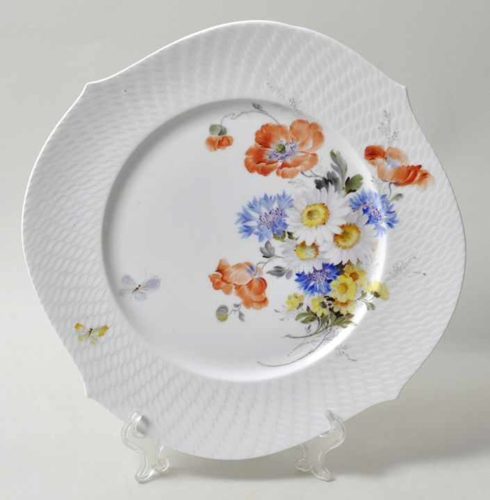 Platzteller, Meissen, 2. H. 20. Jh.Form aus dem Service Wellenspiel, naturalistische Blumenmalerei