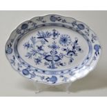 Platte, Meissen, 2. H. 19. Jh.Neuer Ausschnitt, Zwiebelmusterdekor. Schwertermarke. D. 34 cm- - -