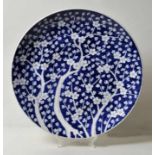 Japan. Großer Teller im Kangxi-Stil. Dai Nippon.Porzellan. Blau-weiß-Malerei mit Pflaumenblütendekor