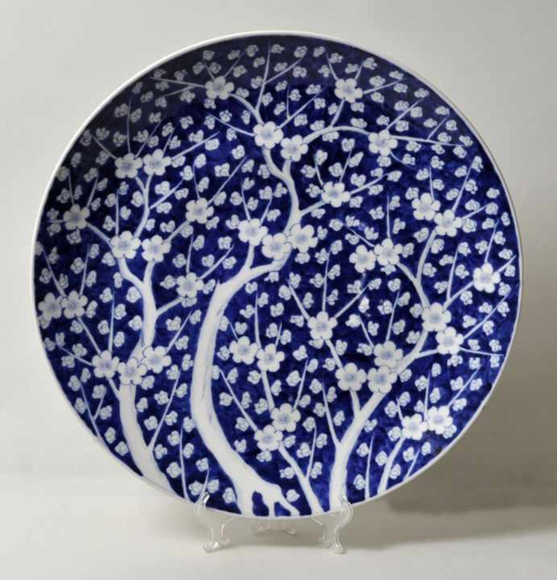 Japan. Großer Teller im Kangxi-Stil. Dai Nippon.Porzellan. Blau-weiß-Malerei mit Pflaumenblütendekor