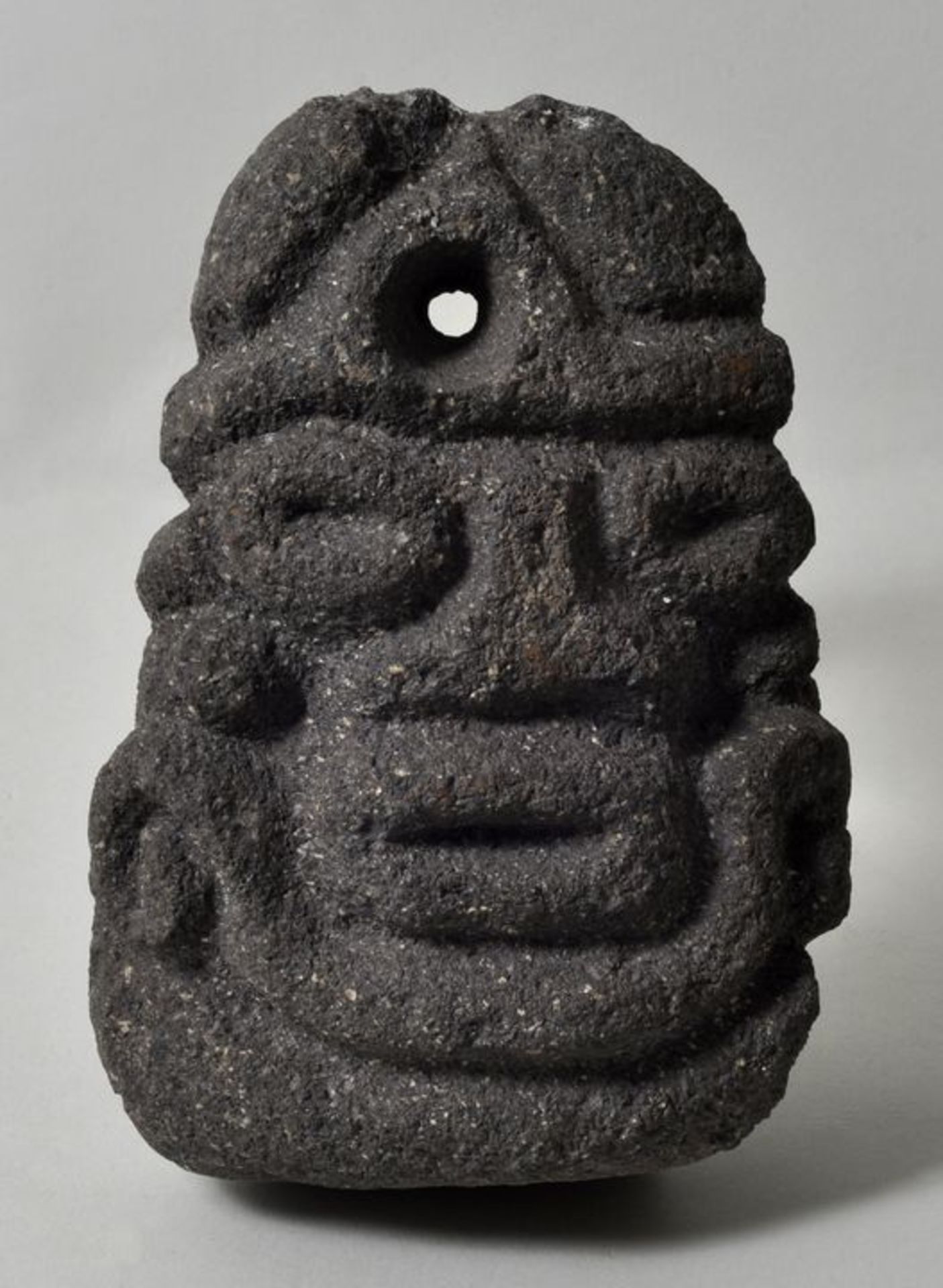 Steinfigur/ Maske, präkolumbianisch, Mixteken-Kultur (?)Basalt. Herausgearbeitet ein anthropomorphes