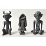 Konvolut Kleinfiguren, Afrika/ Nordamerika, Mitte/ 2. H. 20. JH.a) Figurenpaar weibliche Figur und
