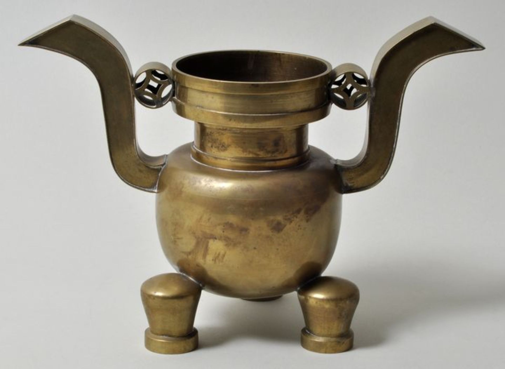 Räuchergefäß/ Weihrauchbrenner, China, wohl 20. Jh.Bronze/ Messing, traditionelle Form mit drei