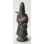 Asien. Bronzefigur.Kleine Bronzefigur eines stehenden Mannes mit Schriftrolle und Schwert in