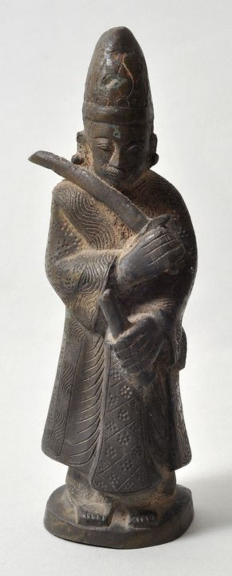 Asien. Bronzefigur.Kleine Bronzefigur eines stehenden Mannes mit Schriftrolle und Schwert in