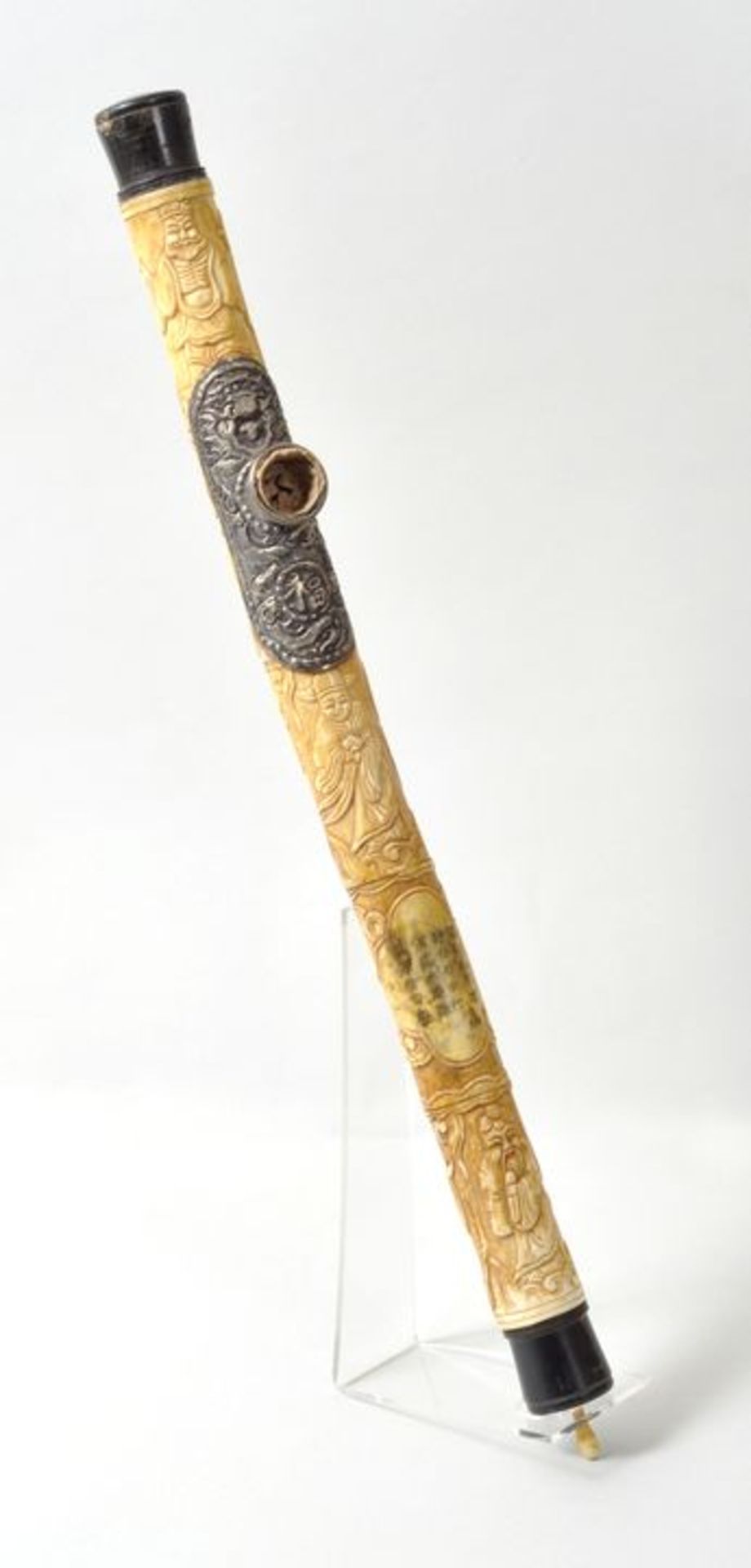 China. Opiumpfeife.Elfen(?)Bein, geschnitzt, ebonisiertes Holz, Silber. Wohl Ende 19. Jh. Große