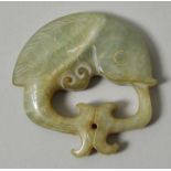 Jade-Amulett/ bi-Scheibe, China.Hellgrüne Jade, geschnitzt in Form eines Fisches, D. 6 cm- - -25.