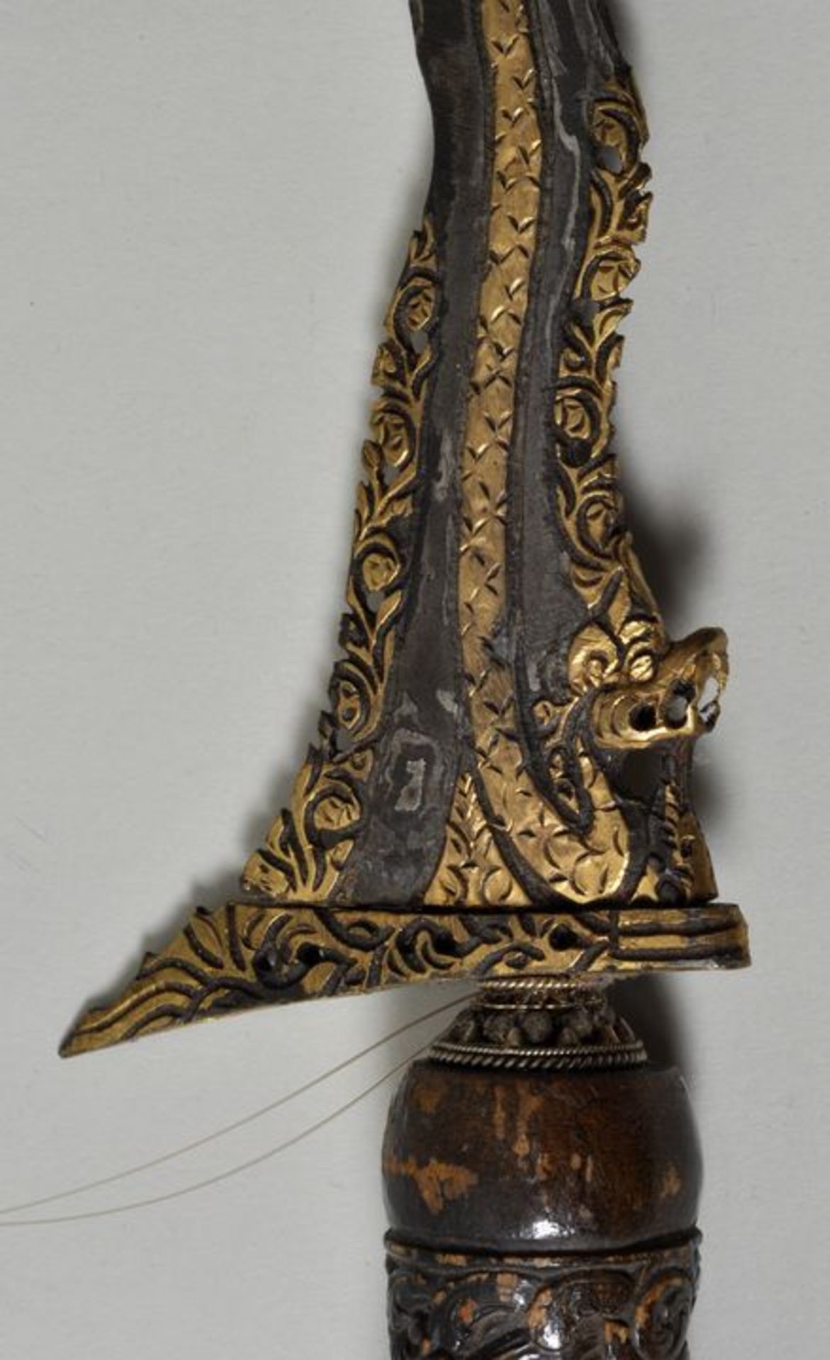 Schlangenkris (Keris Naga), IndonesienGewellte Pamorklinge, teilvergoldet, L. 35 cm, geschnitzter - Bild 2 aus 2