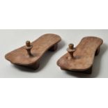 Paar Paduka-Sandalen, Indien, 19./ fr. 20. Jh.Holz, L. 29 cm- - -25.00 % buyer's premium on the