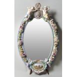 Spiegelrahmen, Meissen (?), 19. Jh.Porzellan, ovale Form mit reichen Blumenauflagen, Bekrönung durch