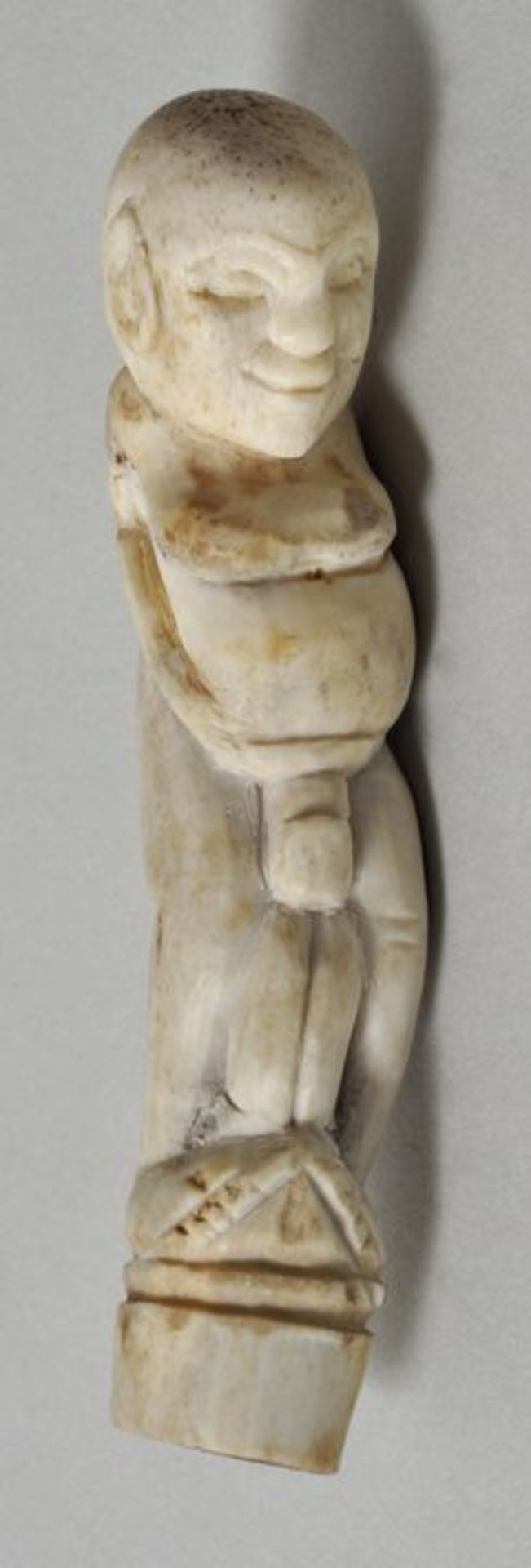 Stockgriff, Hawaii (?)Erotische Schnitzerei Bein. Weibliche Figur mit Phallus. L. 10 cm- - -25.