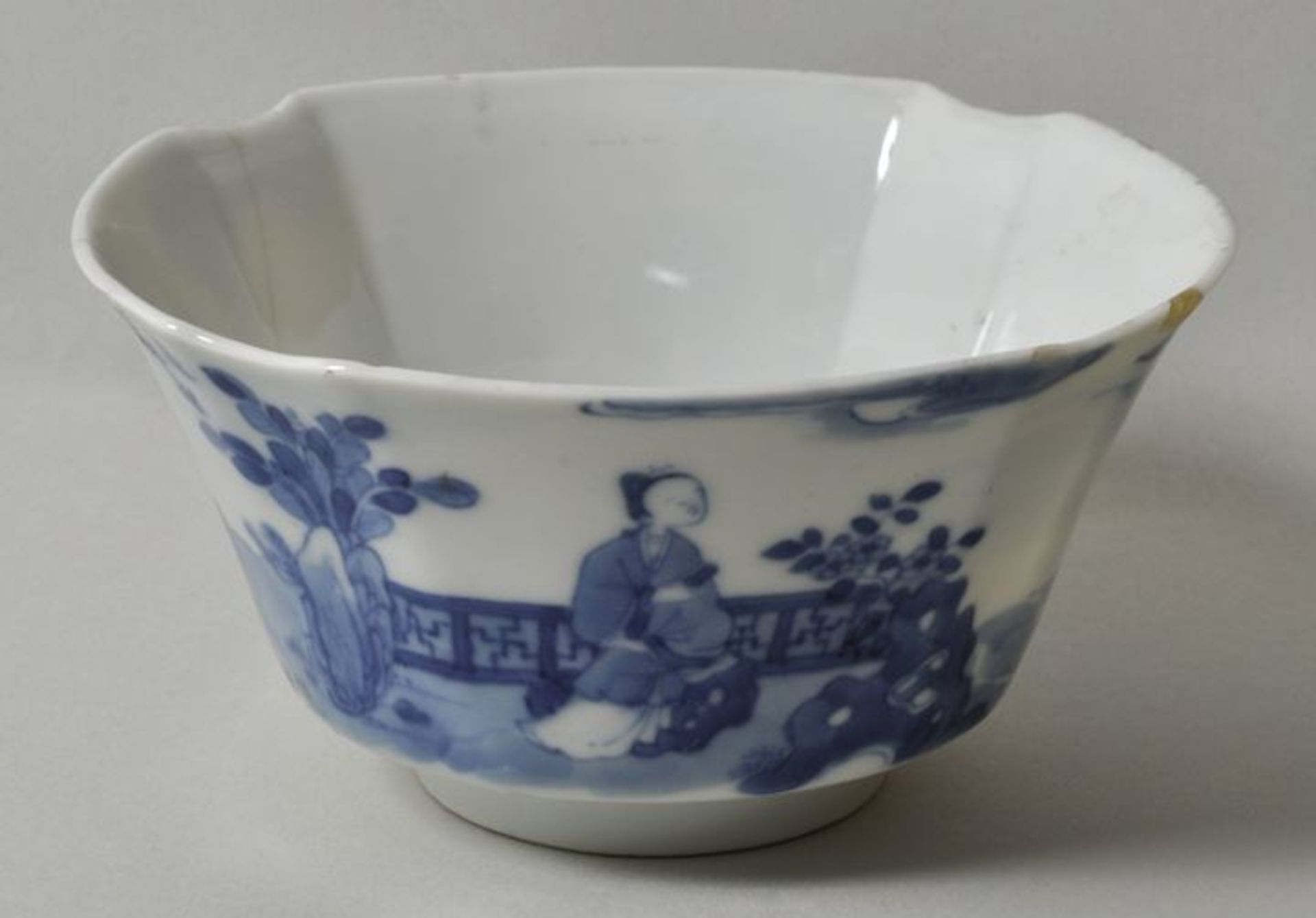 Kumme, China, sp. Qing-Dynastie (19. Jh.)Porzellan, in Blaumalerei dekoriert: umlaufend Gartenszenen