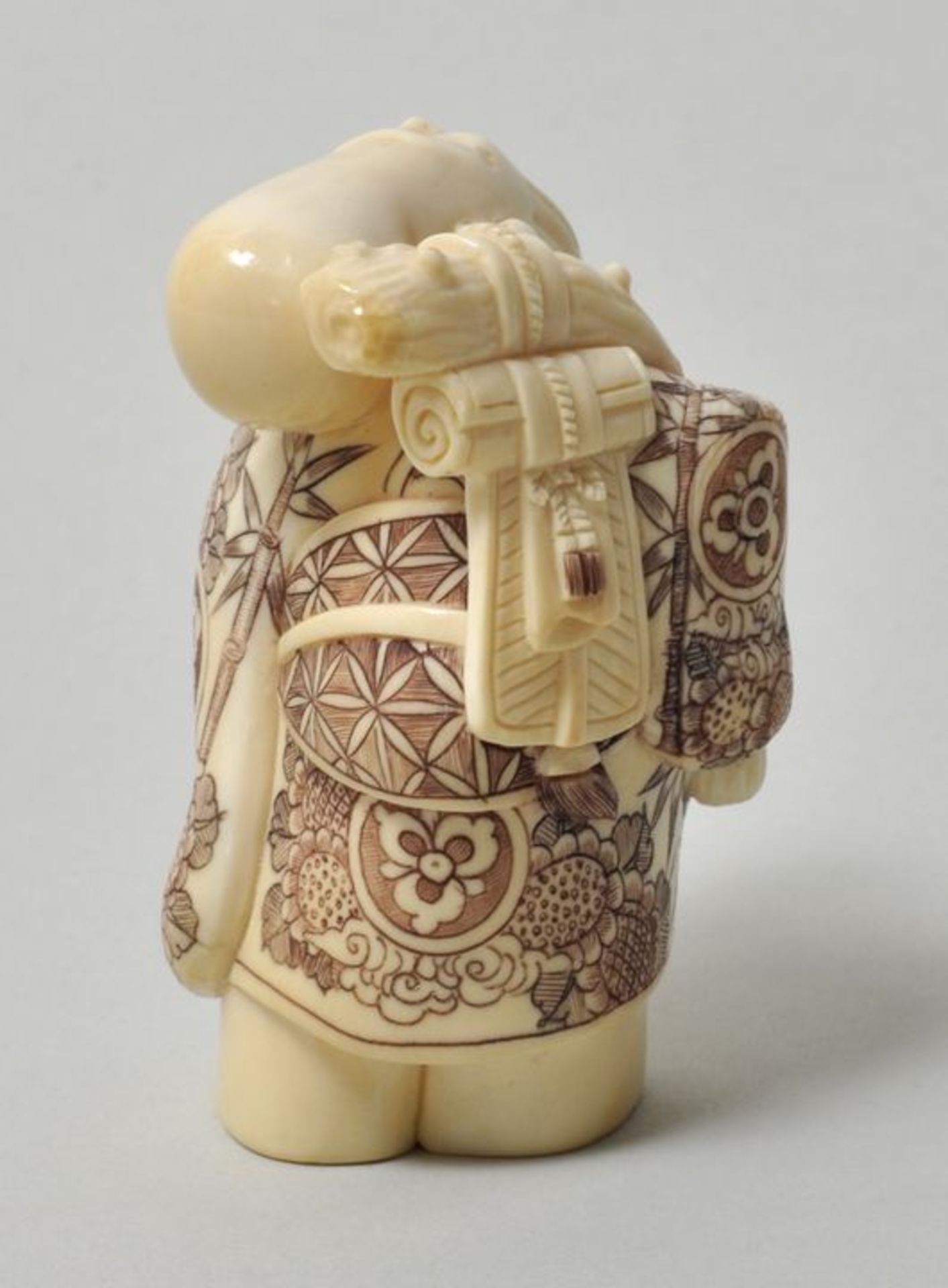 Okimono-Netsuke, Japan, 20. Jh.Elfenbein, geschnitzt, Binnengravur zweifarbig eingefärbt. Glücksgott - Bild 2 aus 2