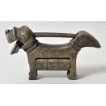 China. Kombinationsschloss.Kleines Kombinationsschloss in Form eines Hundes (Pekinese?). Bronze.