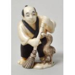 Netsuke, Japan, 20. Jh.Mann mit Besen und Kormoran. Elfenbein, geschnitzt, Details farbig, sign. (