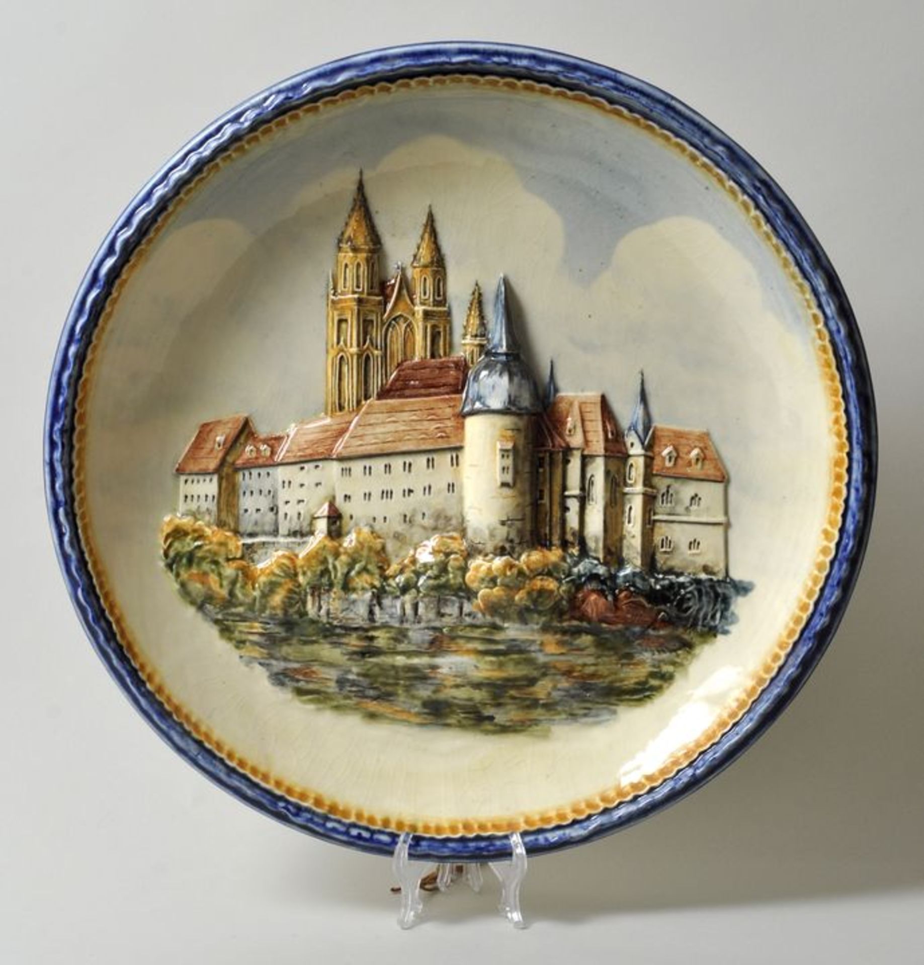 Großer Wandteller "Albrechtsburg Meissen", 20. Jh.Keramik, Relief polychrome Bemalung, D. 47