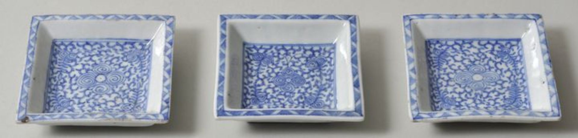Vietnam (?). Drei kleine Schälchen.Porzellan. Geometrische und florale Muster in Unterglasurblau.