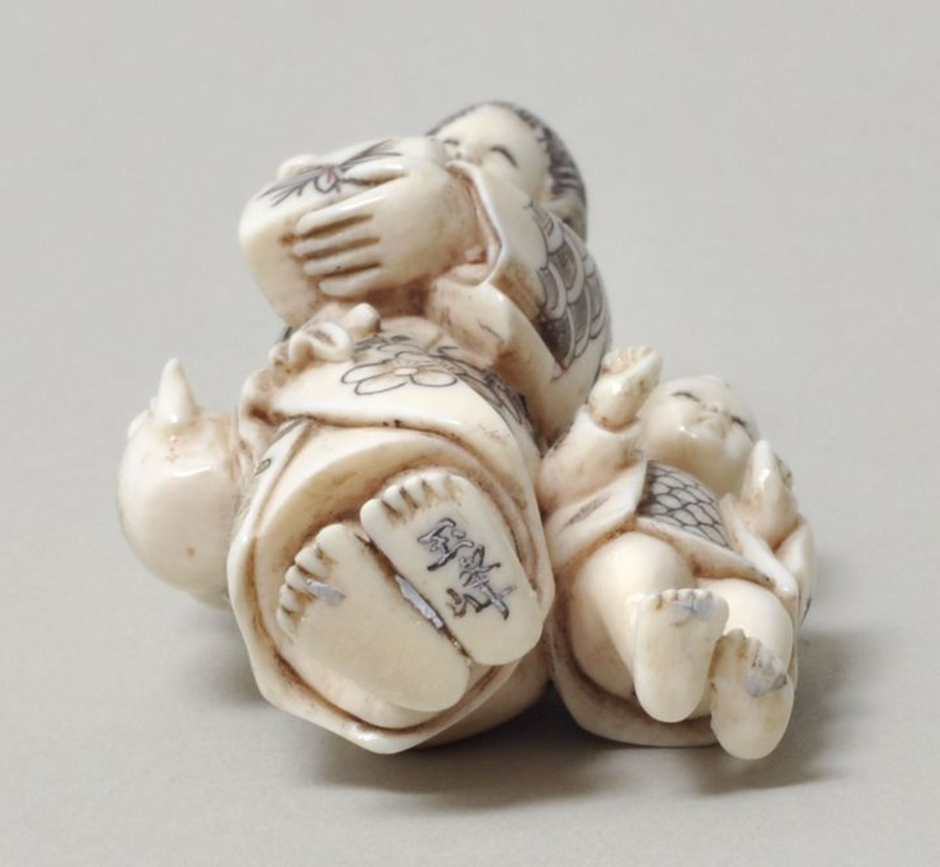 Netsuke, Japan, Meiji-Periode (1868-1912)Frau im Kimono mit Geschenk und Teekanne, begleitet von - Bild 2 aus 2